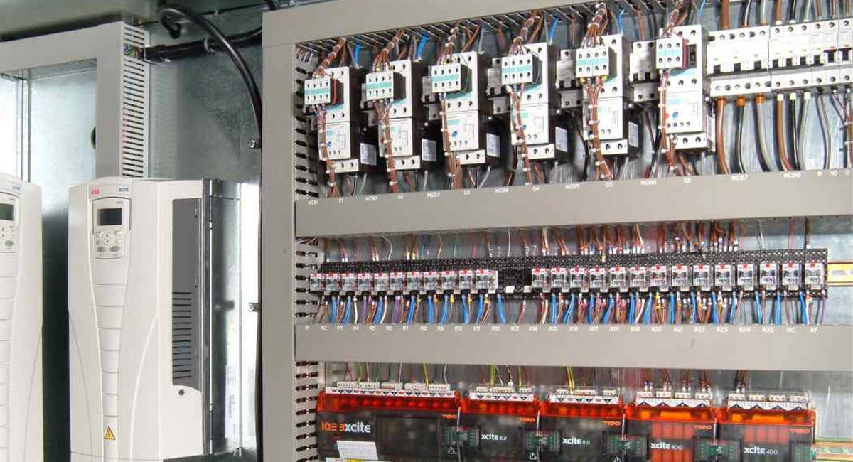 مهمترین ویژگی های یک تابلو برق استاندارد برای برق رسانی به یک فارم ماینر